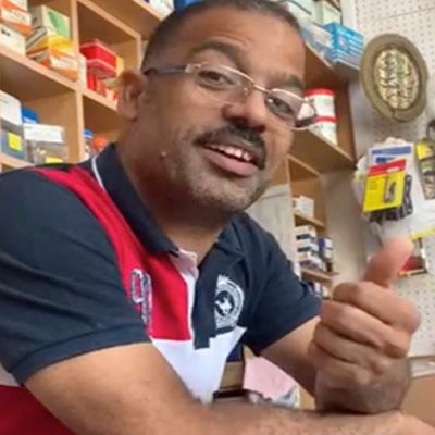 ¡Mira! El pulgar hacia arriba del cliente
